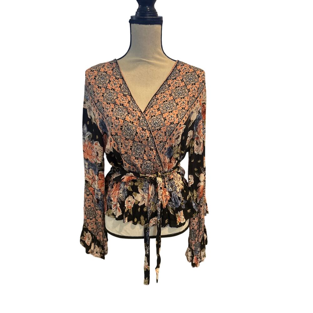 Women’s Nostalgia Surplus Floral Top. Size Medium. NWT!
